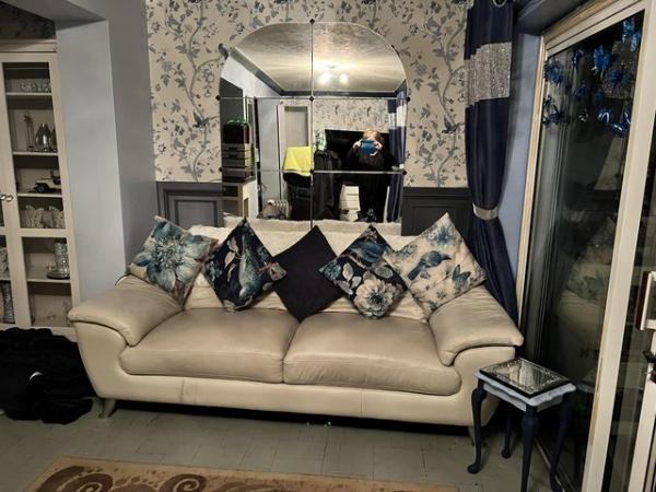 Image 3 of Beautiful Cream 3 seater leather sofa