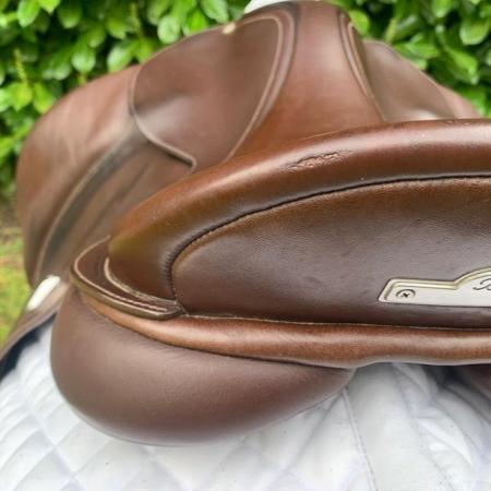Image 11 of Bates 17 inch wide brown saddle (S3067)