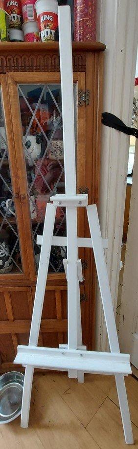 Preview of the first image of Wooden A-frame easels (white).