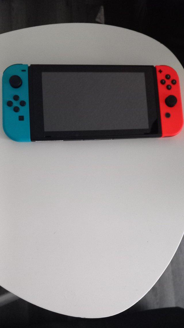 Preview of the first image of Nintendo switch neon with 1 game.