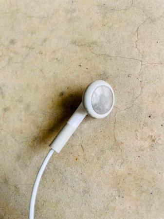 Image 3 of Apple Earpods with Volume Control and Jack Plug