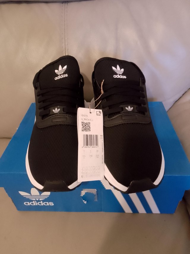 Preview of the first image of Kids Adidas trainers size 5.