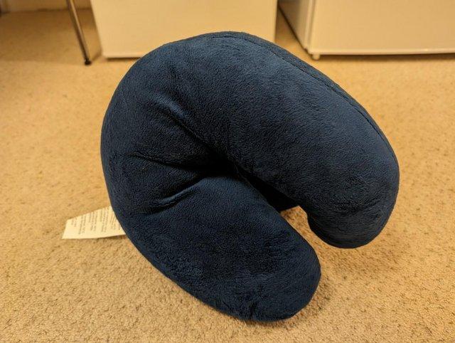 Preview of the first image of 'J pillow' travel pillow (as new).