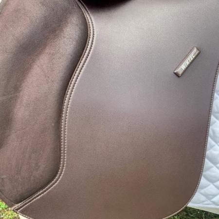 Image 2 of Wintec Wide 17.5" gp saddle (S3124)