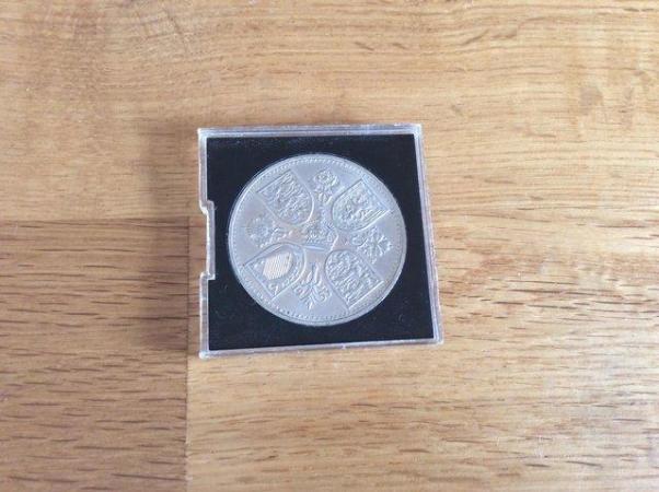 Image 2 of 1953 five shilling coin in case.