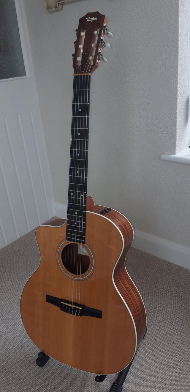 Preview of the first image of Lefthanded Taylor 214CEN Nylon electroacoustic guitar.