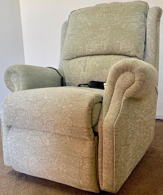 Preview of the first image of CELEBRITY LUXURY ELECTRIC RECLINER GREEN CHAIR ~ CAN DELIVER.