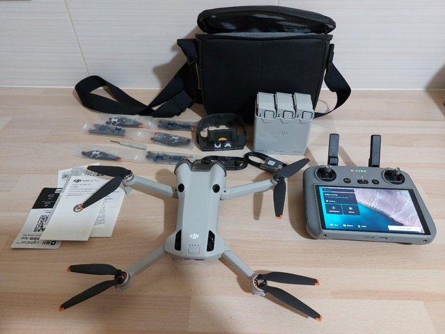Preview of the first image of dji mini 4 pro fly more combo.