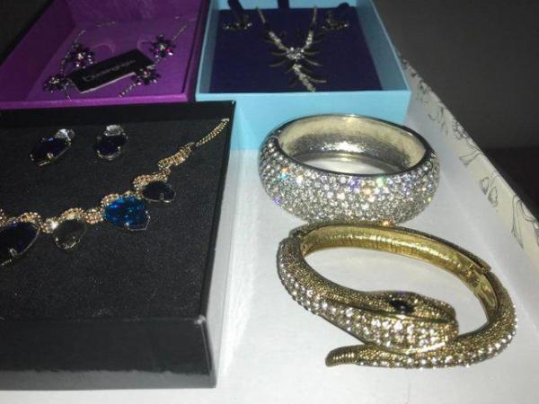 Image 2 of Ladies costume jewellery, 7 items