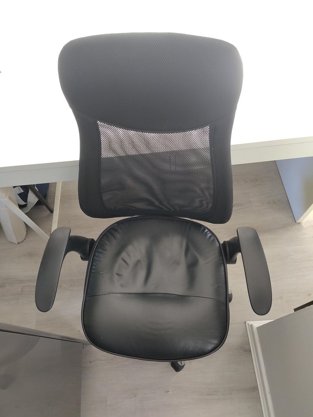 Preview of the first image of Black office chair - adjustable height, tilt and armrests.