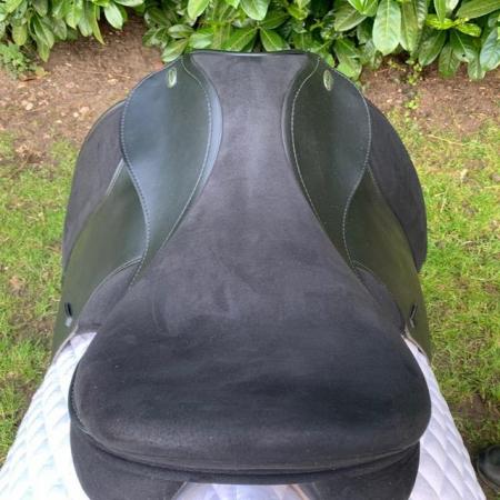 Image 15 of Thorowgood T4 17.5 inch High Wither Dressage saddle