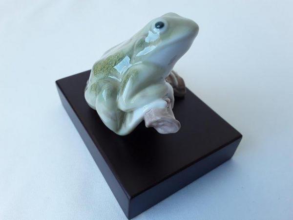 Image 3 of NEW RARE LLADRO 8037 LUCKY FROG (TREE FROG) WITH STAND