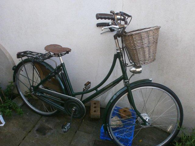 Preview of the first image of Pashley womans bike sovereign 5 gear.
