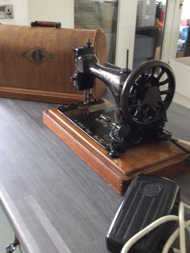 Preview of the first image of Antique, fully working, Singer Sewing Machine 19 century.