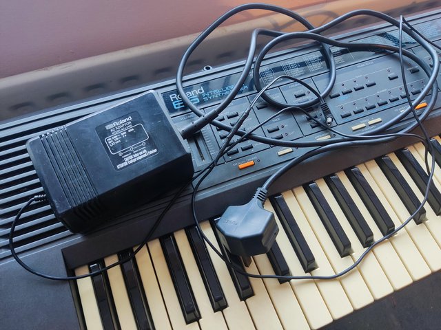 Preview of the first image of Roland E-5 keyboard Intelligent Synthesizer.