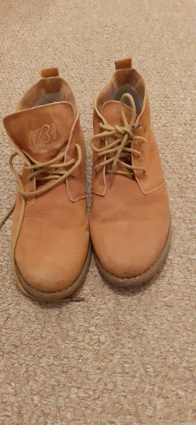 Preview of the first image of Men's casual sand boots(size 8).