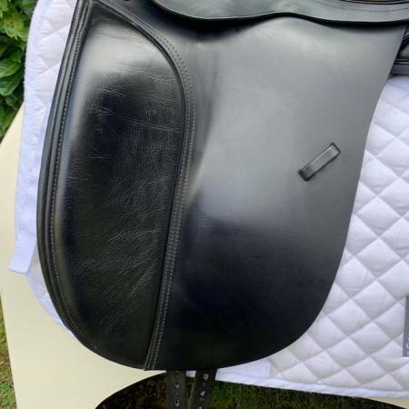 Image 3 of Kent & Masters 17.5” High Wither Original Dressage saddle