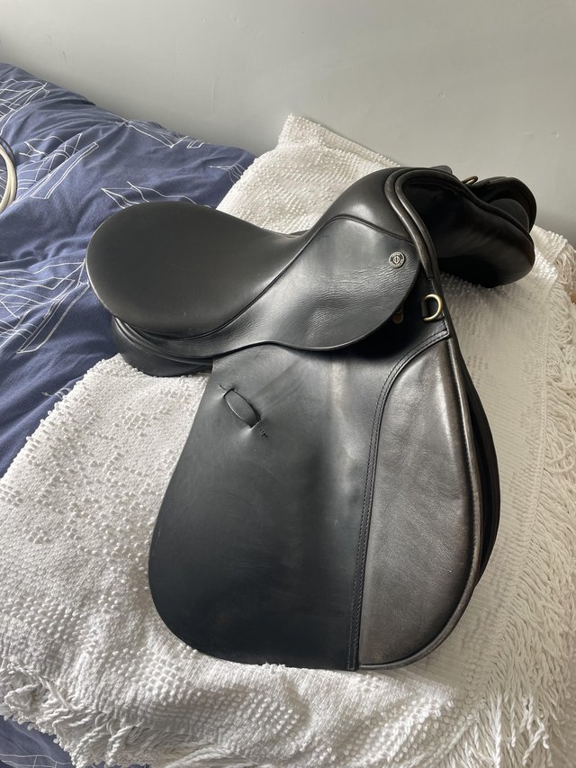Preview of the first image of Farrington extra wide black gp jump saddle.