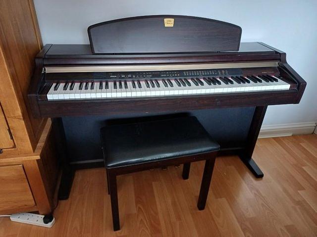 Preview of the first image of Yamaha Clavinova CLP-950 with orginal stool.