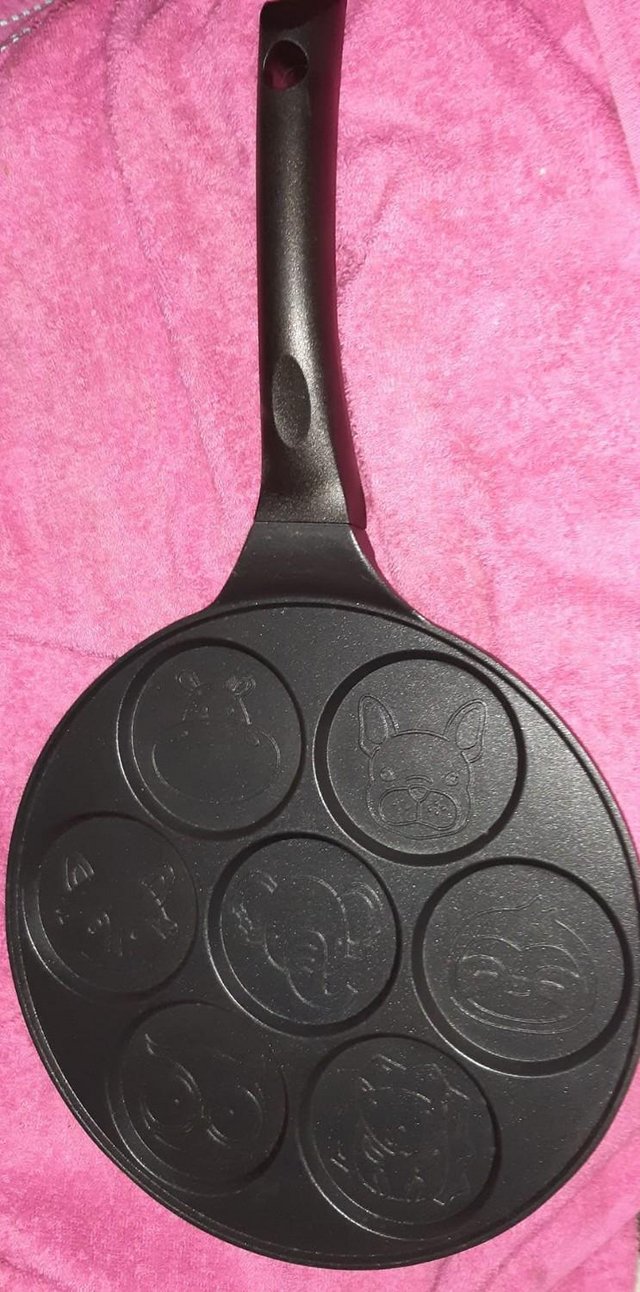 Preview of the first image of Stove top Pancake pan / waffle maker leaves animal faces.