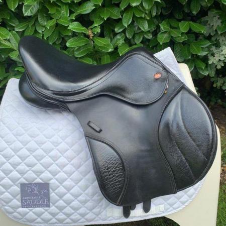 Image 7 of Kent and Masters 17 inch  S series jump saddle