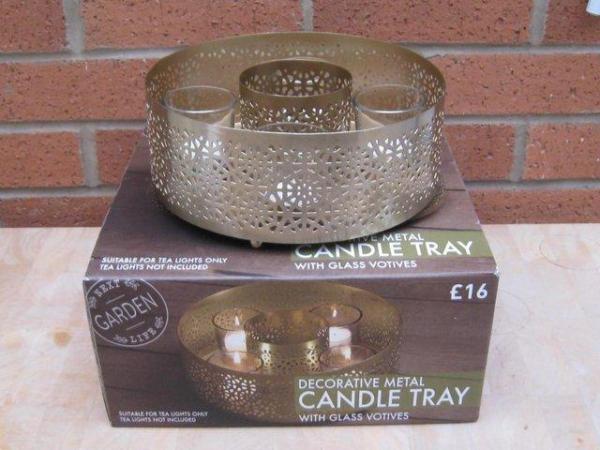 Image 1 of Candle tray in brass-effect metal