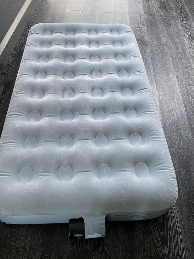 Preview of the first image of Single Airbed with Electric Built-In Pump.