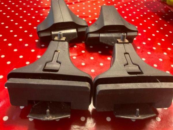 Image 2 of Thule roof bar foot pack good condition