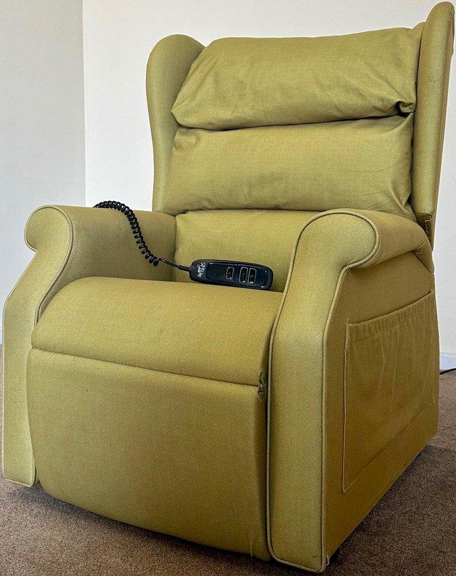 Preview of the first image of AJ WAY PETITE ELECTRIC RISER RECLINER GREEN CHAIR ~ DELIVERY.