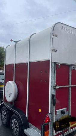 Image 1 of IFor Williams 510 striking burgundy and white horse trailer