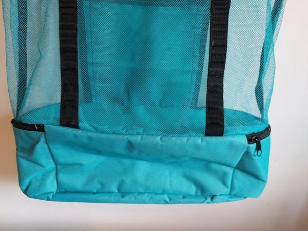 Image 3 of Green picnic bag with insulated storage