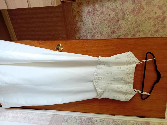 Preview of the first image of Ivory Wedding Dress size 16.
