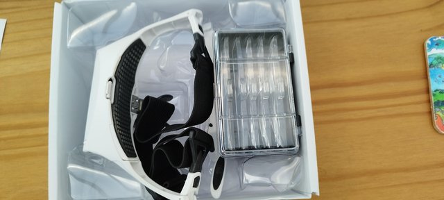 Preview of the first image of Jewelers type headband magnifying glasses with led light.