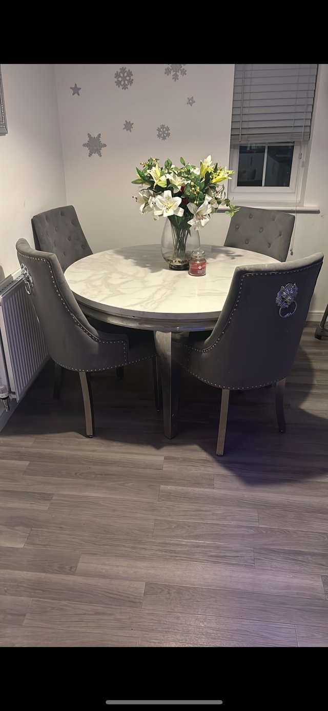 Preview of the first image of Marble round table with chairs.
