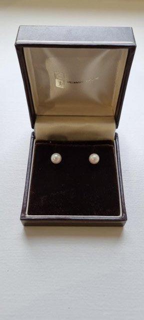 Preview of the first image of Cultured saltwater pearl stud earrings – 9ct gold.