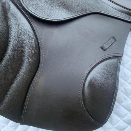 Image 2 of kent and masters s series 17.5 inch jump saddle