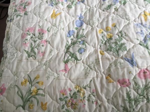 Image 3 of Pretty floral curtains with matching bedspread
