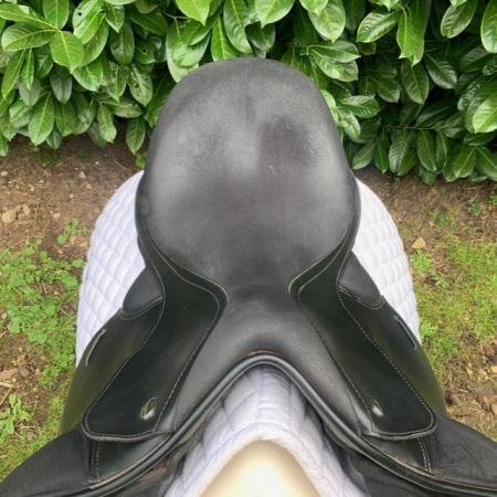 Image 13 of Thorowgood T4 17 inch high wither dressage saddle