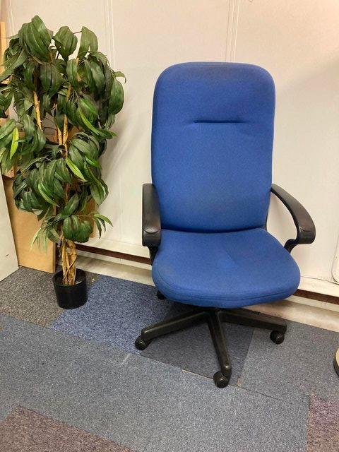 Preview of the first image of Comfortable blue office swivel/desk/task/computer chair.