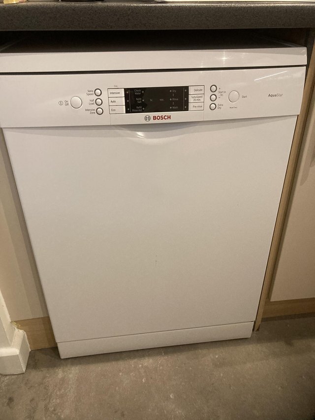 Preview of the first image of Bosch series 6 dishwasher, still connected to see work.