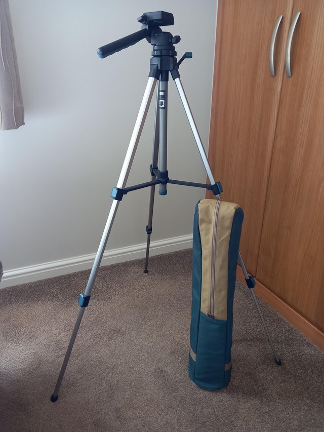 Preview of the first image of Camera tripod compleat with carrying bag.