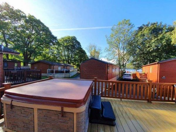 Image 12 of Exquisite Three Bedroom Lakeside Lodge with Hot Tub