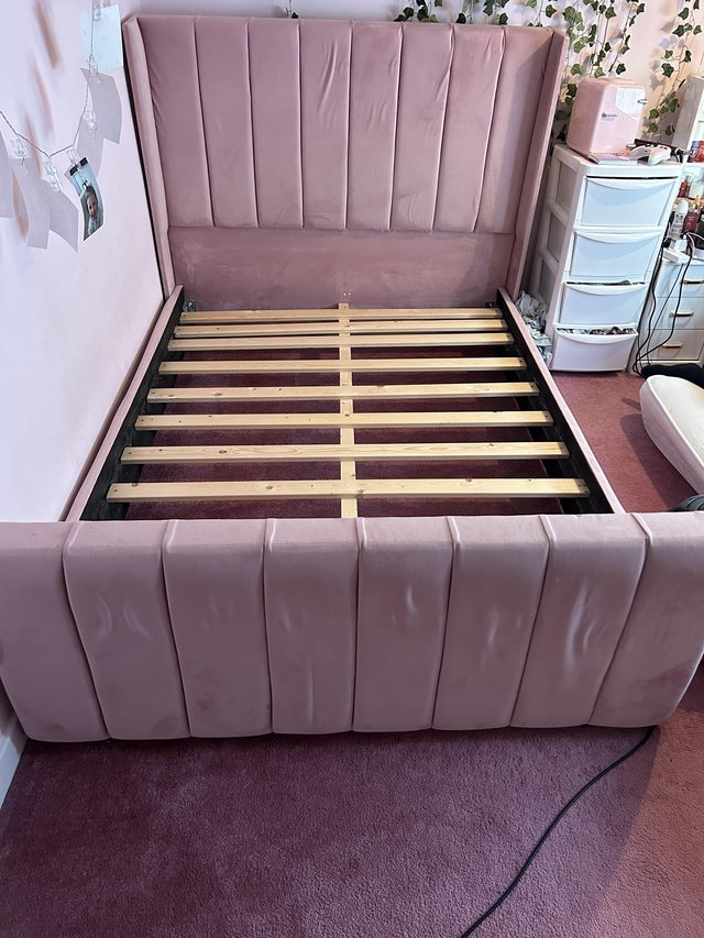 Preview of the first image of Double velvet pink bed like new.