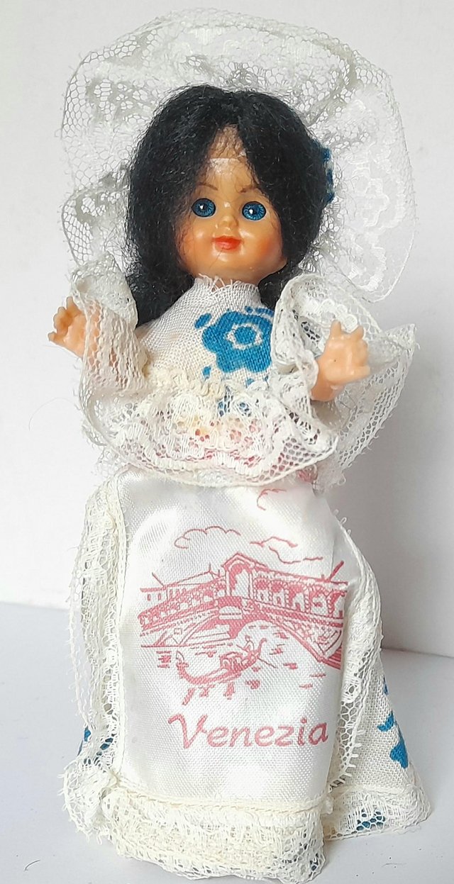 Preview of the first image of BIANCA * VENETIAN TRADITIONAL DRESS DOLL 14 cm GOOD.