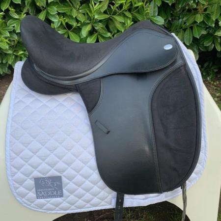 Image 10 of Thorowgood T4 17.5" High Wither Dressage saddle (S3159)