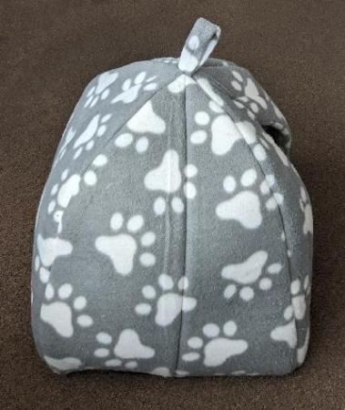 Image 2 of Small Grey / White Pet Igloo For Cats Or Small Dogs