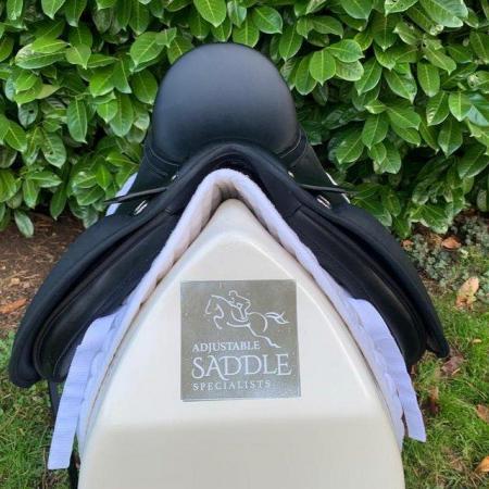 Image 4 of Wintec 16.5 inch dressage saddle