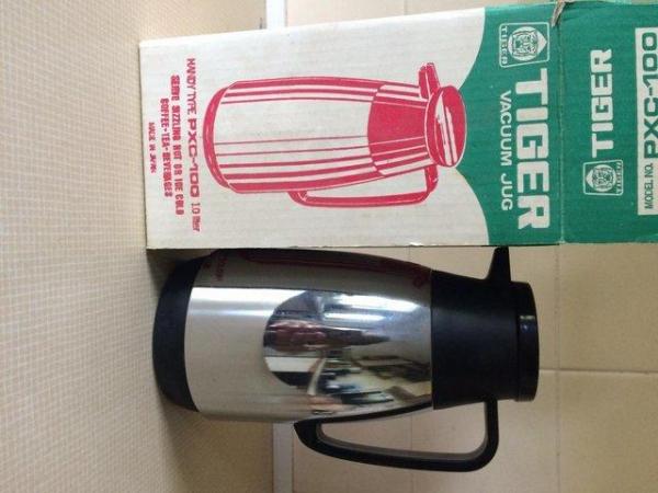 Image 2 of Retro Tiger vacuum flask, 1 litre