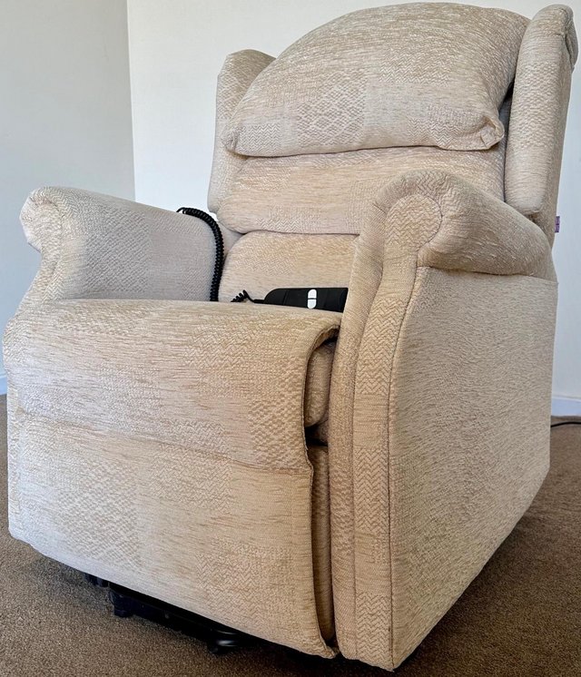 Preview of the first image of ELECTRIC MOBILITY RISER RECLINER CREAM CHAIR ~ CAN DELIVER.