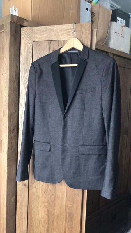 Preview of the first image of Grey skinny fit blazer from H&M.